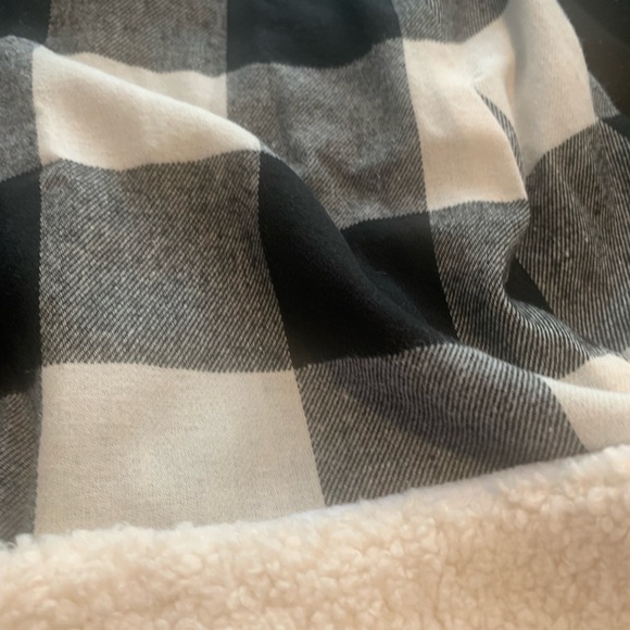 Old Navy Black and White Santa Hat 🎅 - Picture 3 of 4